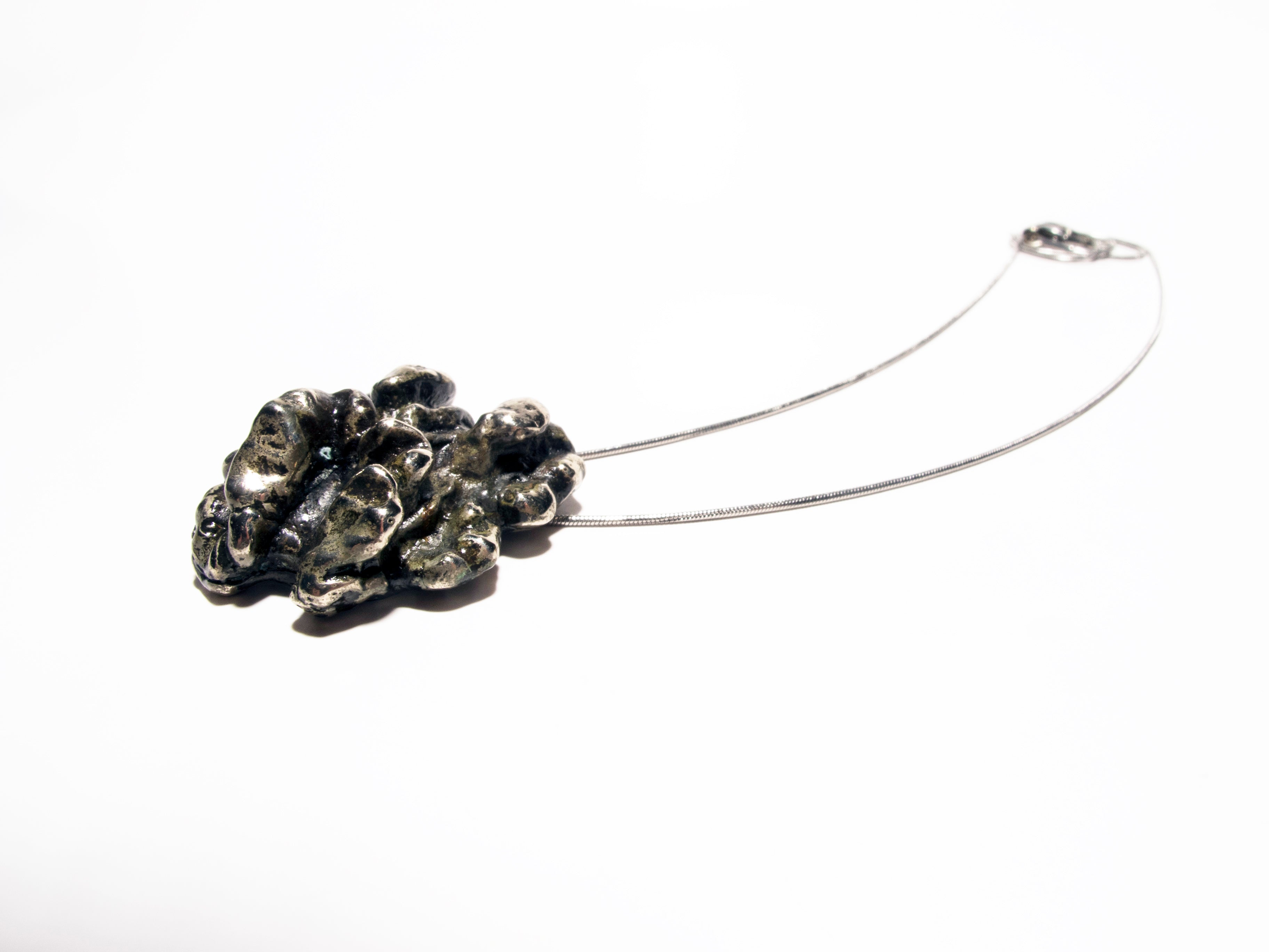Nuez Pendant
